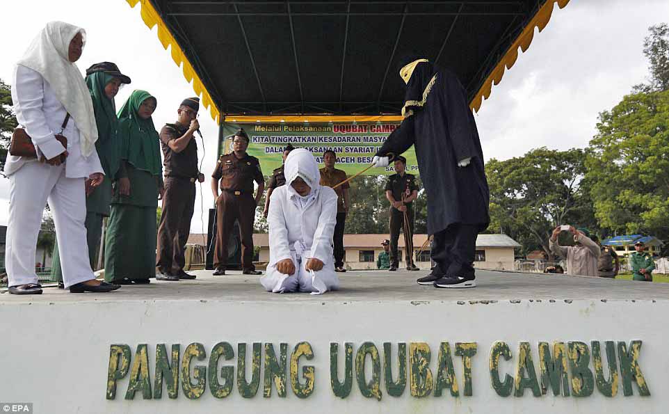 Berzinah, 10 Terhukum Jalani Hukum Cambuk di Aceh